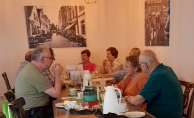 Gruppe bei Kaffee & Kuchen